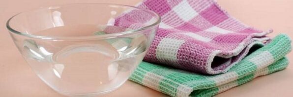 bevochtigde handdoek voor kompres voor cervicale osteochondrose